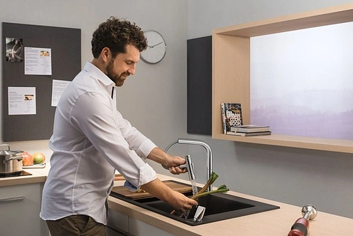 Смеситель для кухни с выдвижным изливом Hansgrohe Metris Select M71 200 1jet sBox шлифованный чёрный хром 73818340