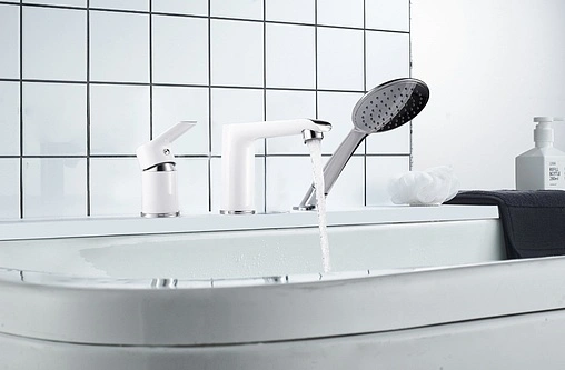 Смеситель на борт ванны на 3 отверстия Rossinka белый/хром W40-39