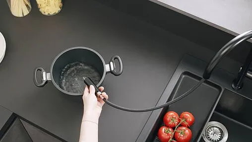 Смеситель для кухни с выдвижным изливом Hansgrohe Talis M54 210 1jet sBox чёрный матовый 72803670