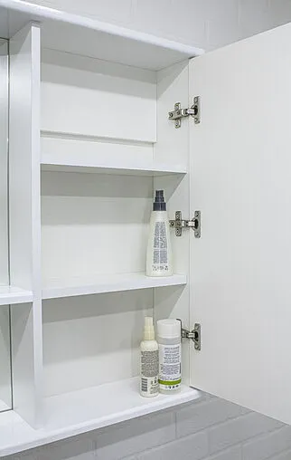 Шкаф-зеркало Айсберг Волна 1-60 R белый DA1035HZ