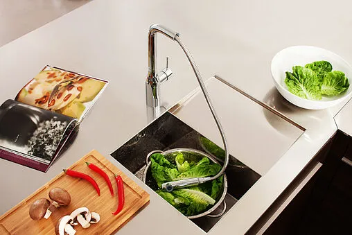 Смеситель для кухни с выдвижным изливом Grohe Essence New хром 30270000 Смеситель для кухни с выдвижным изливом Grohe Essence New хром 30270000