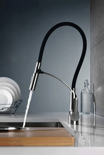 Смеситель для кухни с выдвижным изливом BelBagno Nova нержавеющая сталь/чёрный BB-LAM36-IN