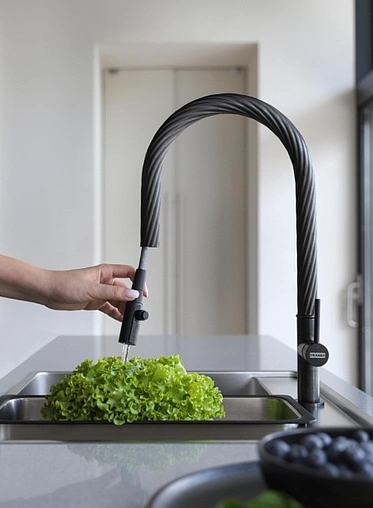 Смеситель для кухни с выдвижным изливом Franke Maris Free by Dror чёрный матовый 115.0576.698