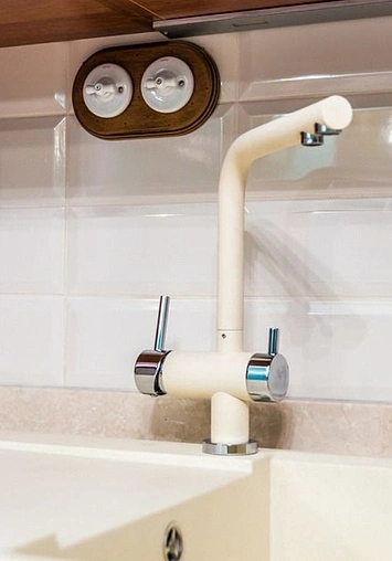 Смеситель для кухни с подключением к фильтру Omoikiri Nagano-BE ваниль/хром 4994044