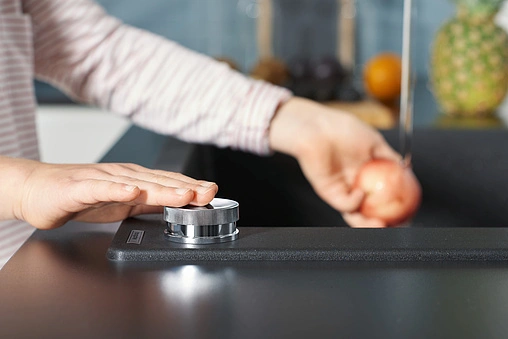 Смеситель для кухни с выдвижным изливом Hansgrohe Metris Select M71 320 1jet sBox хром 73806000