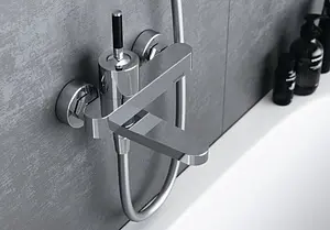 Смеситель для ванны Damixa Arc хром/чёрный 291000000 Смеситель для ванны Damixa Arc хром/чёрный 291000000, 3