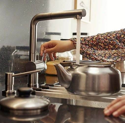 Смеситель для кухни с выдвижным изливом Blanco Linus-S satin gold 526684