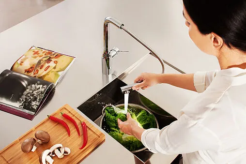 Смеситель для кухни с выдвижным изливом Grohe Essence New хром 30270000 Смеситель для кухни с выдвижным изливом Grohe Essence New хром 30270000