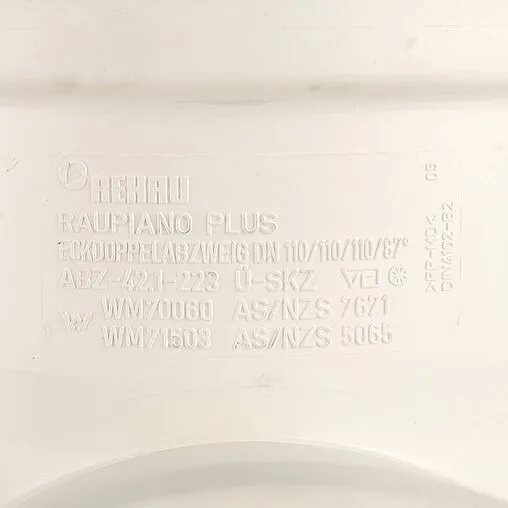 Крестовина двухплоскостная внутренняя бесшумная D=110x110x110мм Угол 87° Rehau Raupiano Plus 11215641003