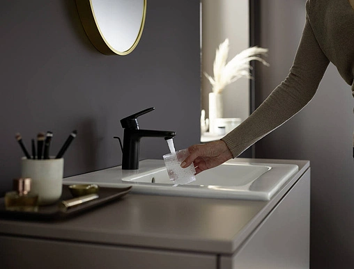 Смеситель для раковины Hansgrohe Vernis Blend 100 чёрный матовый 71551670 Смеситель для раковины Hansgrohe Vernis Blend 100 чёрный матовый 71551670