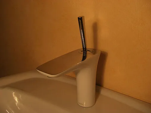 Смеситель для раковины Hansgrohe PuraVida 100 белый/хром 15075400 Смеситель для раковины Hansgrohe PuraVida 100 белый/хром 15075400