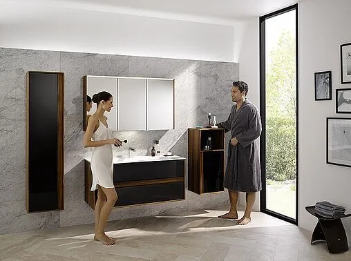 Шкаф-пенал подвесной VitrA Metropole 40 R черное акриловое стекло/сливовое дерево 58203 Шкаф-пенал подвесной VitrA Metropole 40 R черное акриловое стекло/сливовое дерево 58203