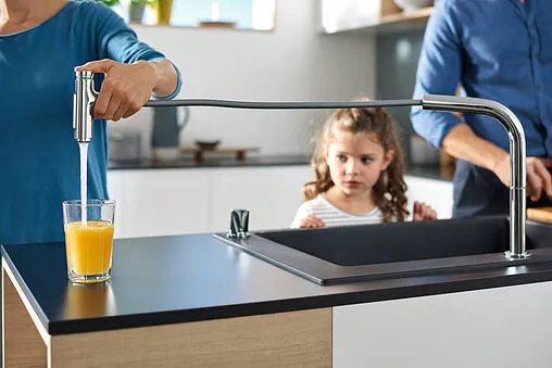 Смеситель для кухни с выдвижным изливом Hansgrohe Metris Select M71 200 1jet sBox хром 73804000