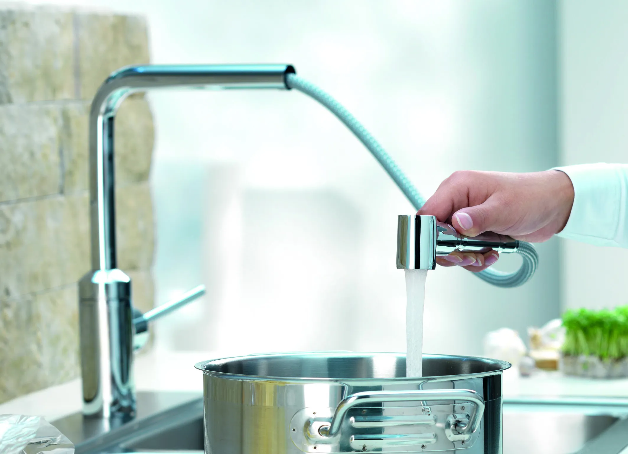 Смеситель для кухни с выдвижным изливом Kludi L-ine хром 428210577