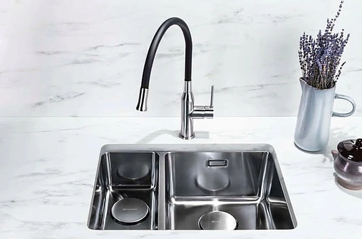 Смеситель для кухни с гибким изливом Omoikiri Yatomi-BN-BL нержавеющая сталь/чёрный 4994247