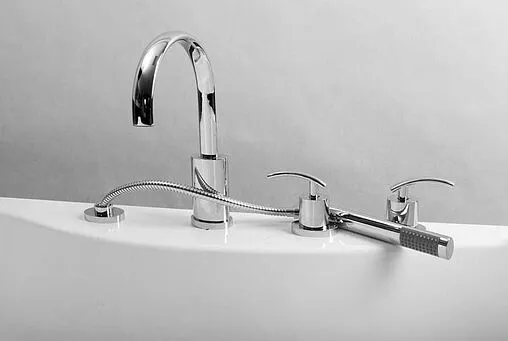 Смеситель на борт ванны на 4 отверстия Aquanet Wide W78 хром 2050178CP Смеситель на борт ванны на 4 отверстия Aquanet Wide W78 хром 2050178CP