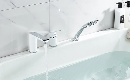 Смеситель на борт ванны на 3 отверстия Rossinka белый/хром W40-39