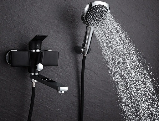 Смеситель для ванны с длинным изливом D&K Berlin Technische чёрный/хром DA1433315 Смеситель для ванны с длинным изливом D&K Berlin Technische чёрный/хром DA1433315