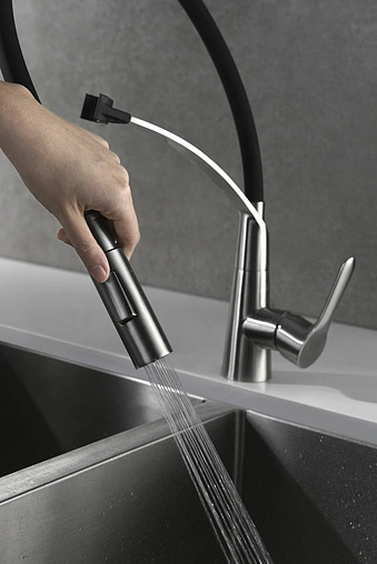 Смеситель для кухни с выдвижным изливом BelBagno Nova нержавеющая сталь/чёрный BB-LAM36-IN