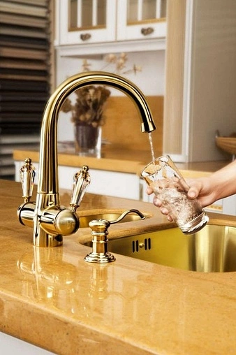 Смеситель для кухни с подключением к фильтру Omoikiri Okinawa-2-G золото 4994253 Смеситель для кухни с подключением к фильтру Omoikiri Okinawa-2-G золото 4994253