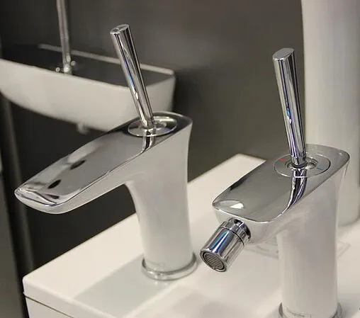 Смеситель для раковины Hansgrohe PuraVida 100 белый/хром 15075400 Смеситель для раковины Hansgrohe PuraVida 100 белый/хром 15075400