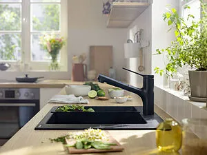 Смеситель для кухни с выдвижным изливом Hansgrohe Zesis M33 150 2jet sBox lite чёрный матовый 74803670 Смеситель для кухни с выдвижным изливом Hansgrohe Zesis M33 150 2jet sBox lite чёрный матовый 74803670, 5